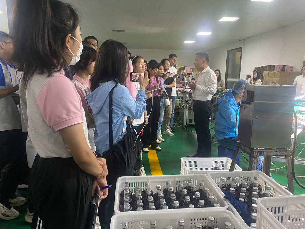 合肥第四十六中学参观午夜激情影院果酒生产基地